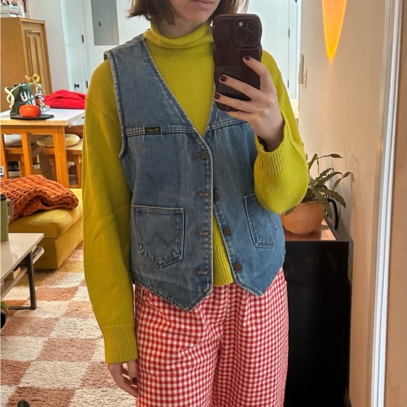 Wrangler denim vest with Sherpa lining. Unisex size large - Picture 6 of 6